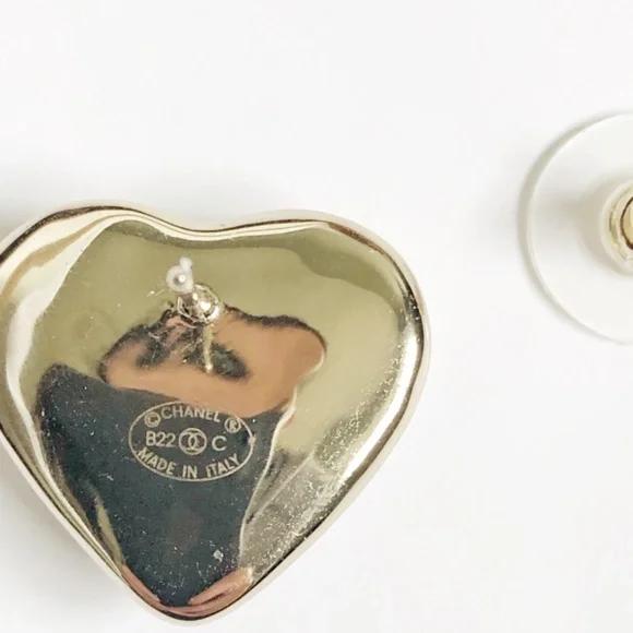CHANEL 22C AB7530 CC RUNWAY LARGE GOLD PEARLY HEART EARRING - Picture 4 of 8